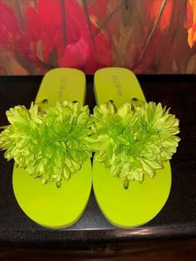 NWOT Women’s Lime Green Floral Thong Slippers